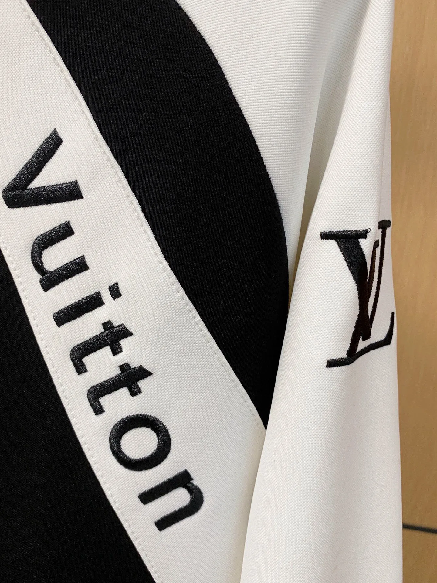 🅿️720 [LV Louis Vuitton] hot-selling suit is coming. Focus on the original version of the official website. 2025 new hot-selling cardigan and sweatshirt suit. The original order is the best. 🇭🇰The meticulous work of top designers. It has a fitting and perfect upper body effect. All-natural high-quality Tencel Roman cotton 100%, close-fitting comfort, noble and elegant! Original hardware embodies elegance and nobility! Counter size: M-3XL (maximum wear up to 190 pounds)